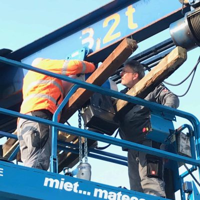 Anbau der Katze an den Laufwagen