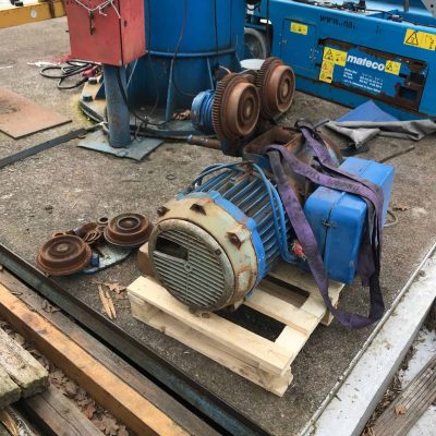 das Altmetall schaut zu